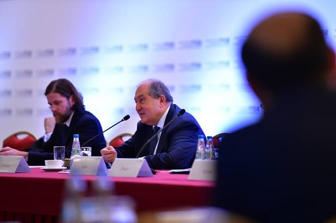 Президент Армении призвал прекратить милитаризацию карабахского конфликта, предупредив об опасностях