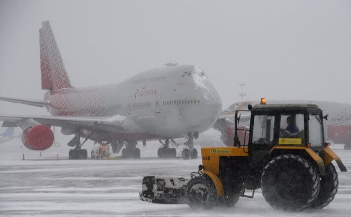 В аэропортах Москвы задержали и отменили из-за непогоды 30 рейсов