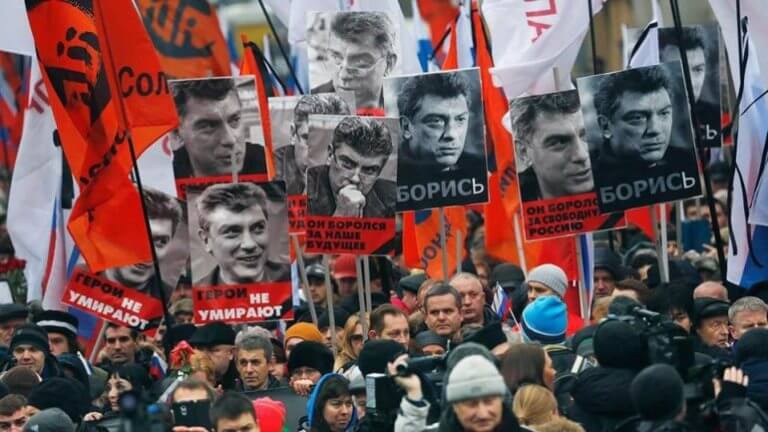 В городах России проходят марши памяти Бориса Немцова
