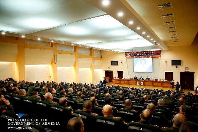 Премьер-министр Армении собрал генералов