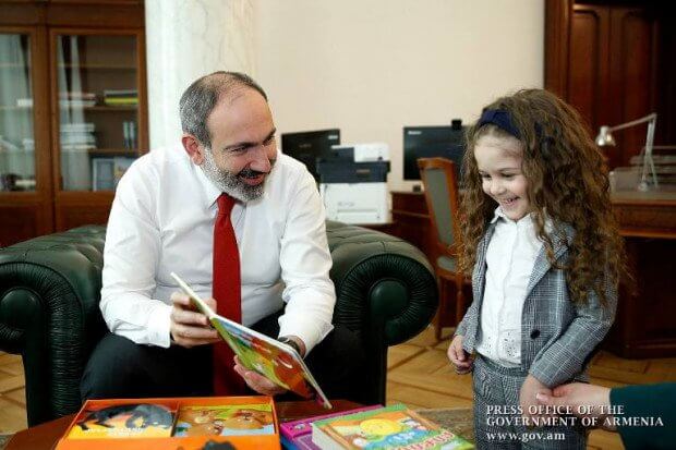 Премьер-министр Армении встретился с 4-летней Марией, которая выразила желание увидеться с ним