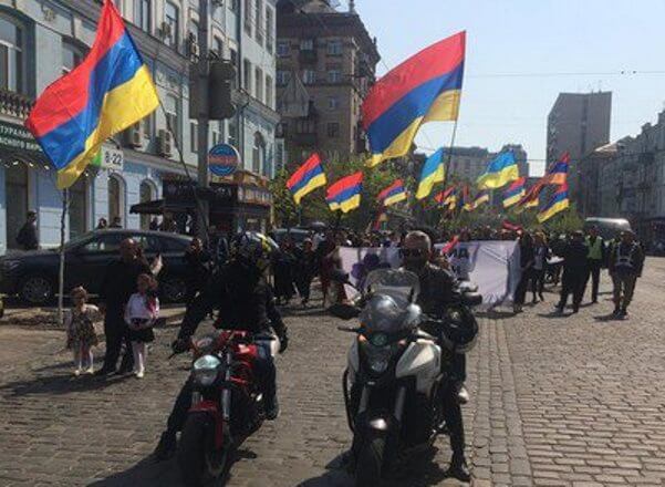 Молебны, шествия, выставки, круглые столы и флешмобы: в Украине почтили память жертв Геноцида армян
