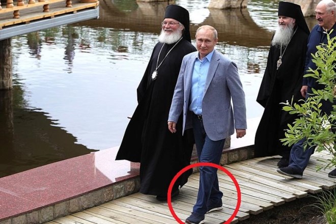 В соцсетях высмеяли Сечина за попытку подражать «стильному Путину»