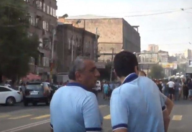 В Ереване горит торговый центр Самвела Алексаняна