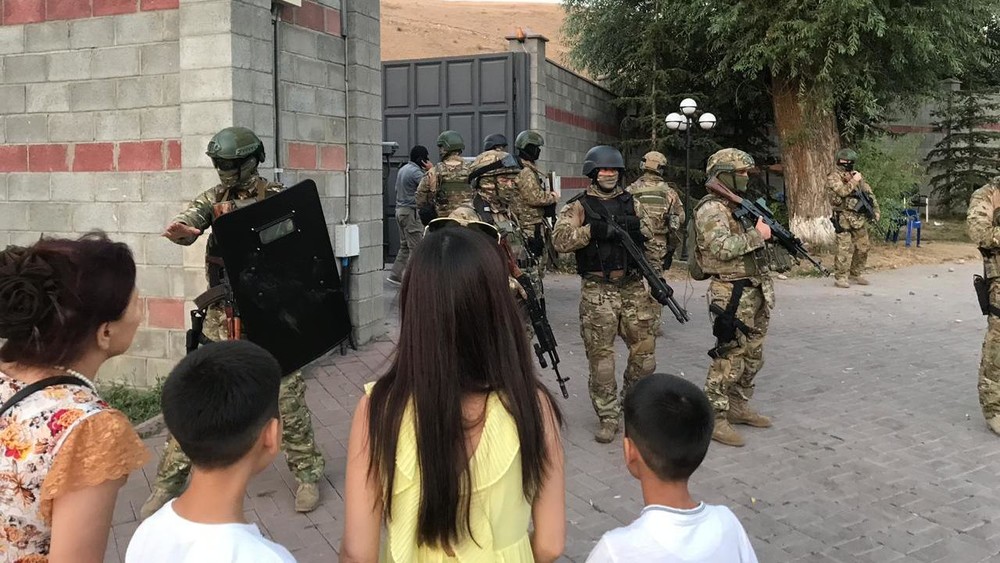 Во время штурма дома экс-президента Кыргызстана ранены несколько человек