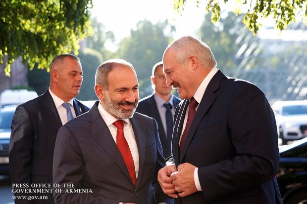 Лукашенко: Беларусь не будет дружить ни с кем против Армении