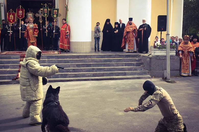 В России во время церковного праздника устроили показательное «задержание» с силовиками в масках