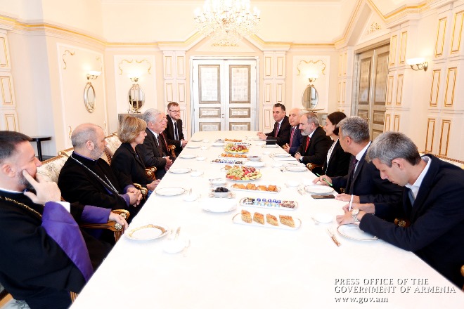Премьер-министр Армении встретился с экс-президентом ФРГ Йоахимом Гауком