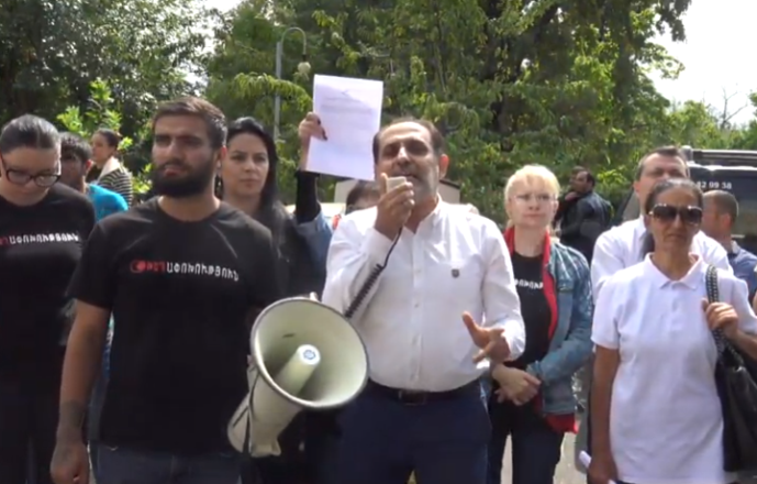 "Яблоку негде упасть": сторонники Кочаряна проводят сидячую акцию у здания суда