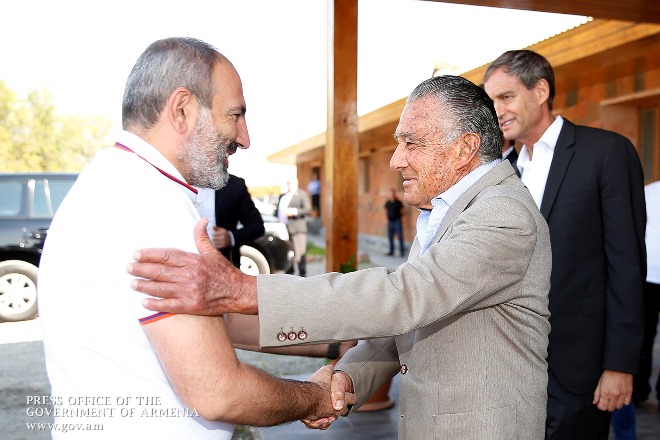 Премьер-министр Пашинян ознакомился с деятельностью принадлежащей Эдуардо Эрнекяну хозяйства ЗАО “Tierras de Armenia”