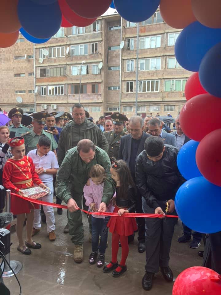 Новое жилье армянским офицерам: Давид Тоноян лично срезал ленточки