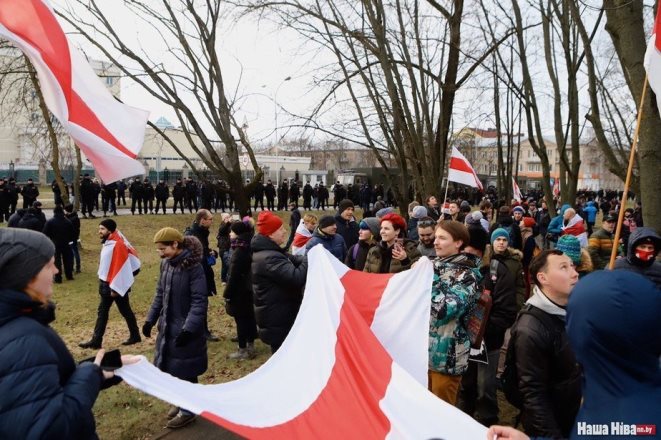 В Минске протестующие окружили посольство России