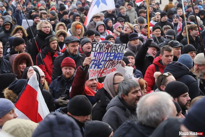 Беларусы рвут портреты Путина: массовые протесты против интеграции с Россией