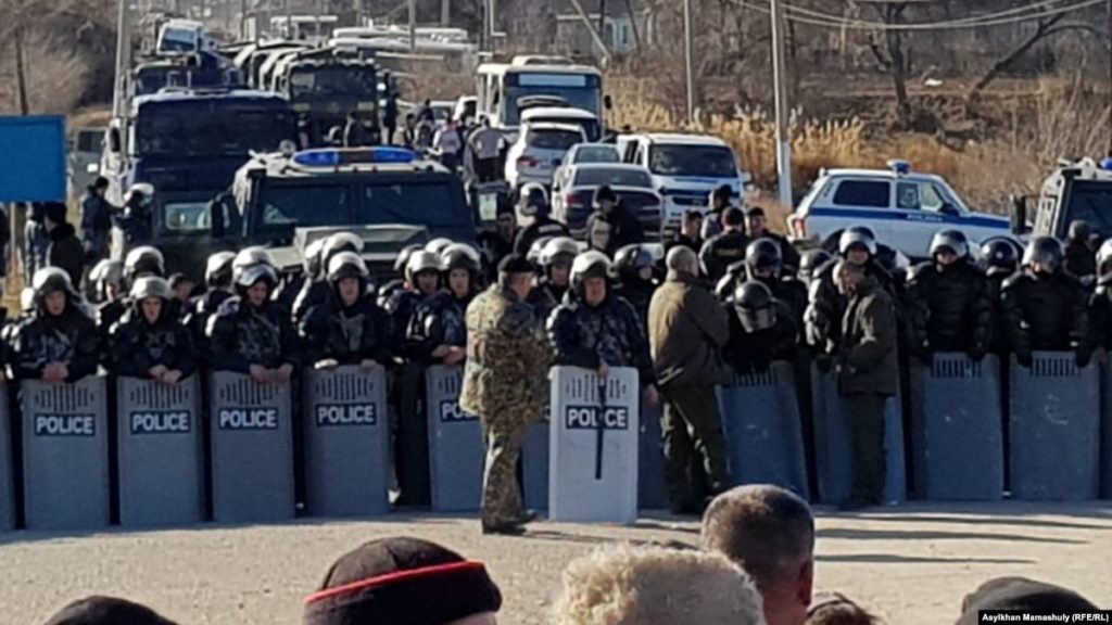 Жители затронутых погромами казахских сел бегут в соседний Кыргызстан