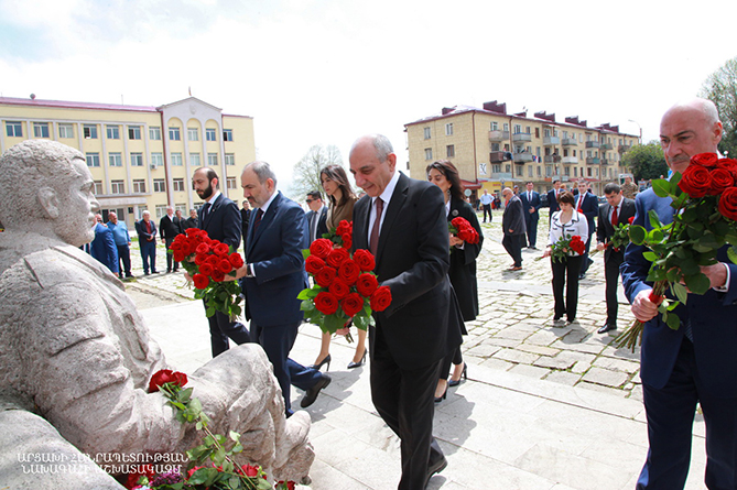 Лидеры Армении и Арцаха почтили память воинов, павших во время ВОВ и Арцахской освободительной войны