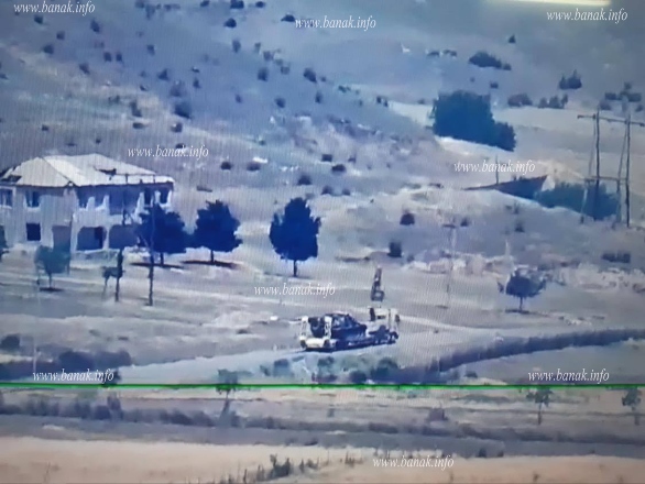 Азербайджан эвакуирует подбитые танки после боев (фотофакт)