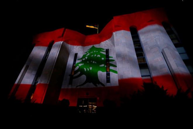 Здания Парламента Армении и Мэрии Еревана — в цветах флага Ливана