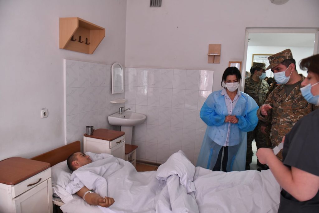 Анна Акопян в Степанакерте посетила раненых солдат