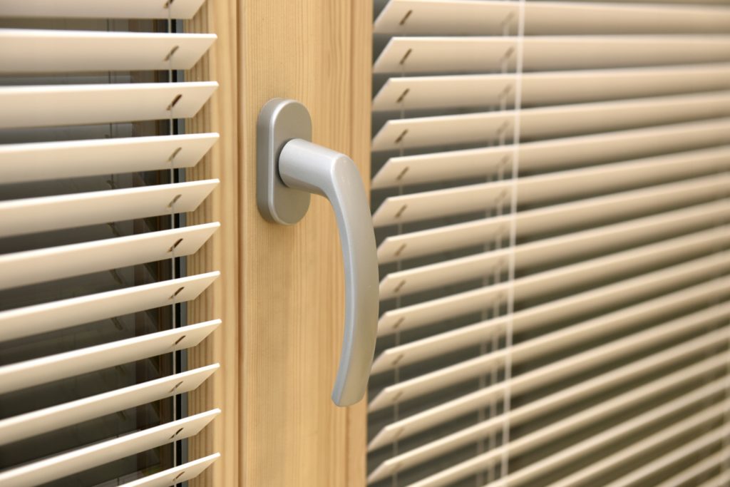 Деревянные жалюзи: экологичные изделия, обладающие долговечностью