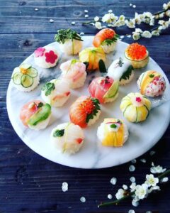 Суши: уникальное блюдо, которое отличается изысканным вкусом и оригинальным оформлением