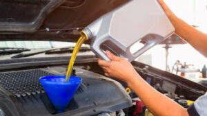 Как поменять масло в двигателе?