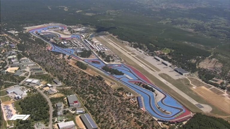 Раздражающие полосы – главная фишка трека «Ф-1» во Франции. Они спасают от аварий – например, помогли Шумахеру остановиться до стены