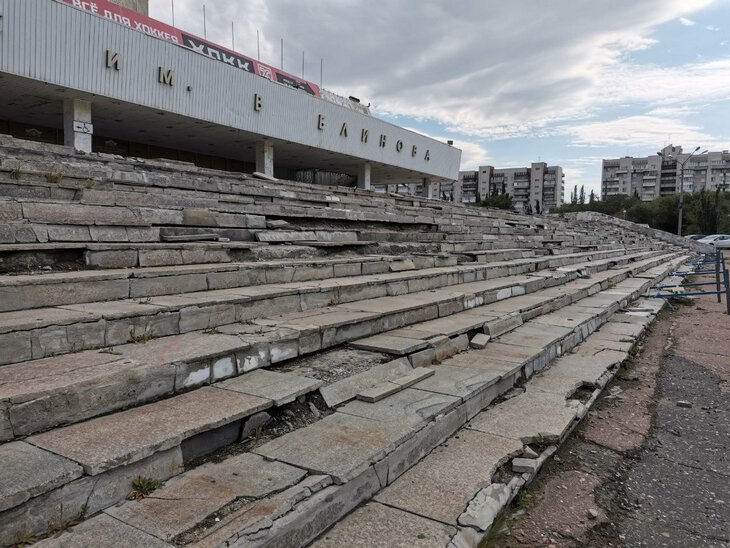 На месте «Арены-Омск», которая взбесила Абрамовича и развалилась за 11 лет, теперь уникальный стадион. Кто и за сколько это провернул?