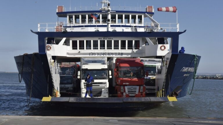 Керченская паромная переправа работает в штатном режиме