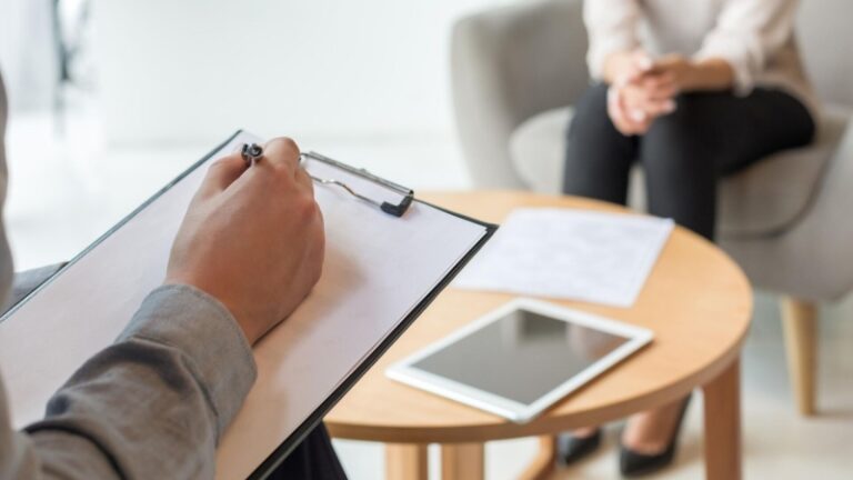 Минпросвещения разработает портал для психологической помощи школьникам