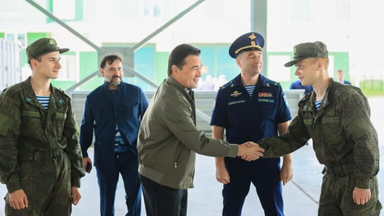 Воробьев поздравил 45-ую бригаду ВДВ с годовщиной образования