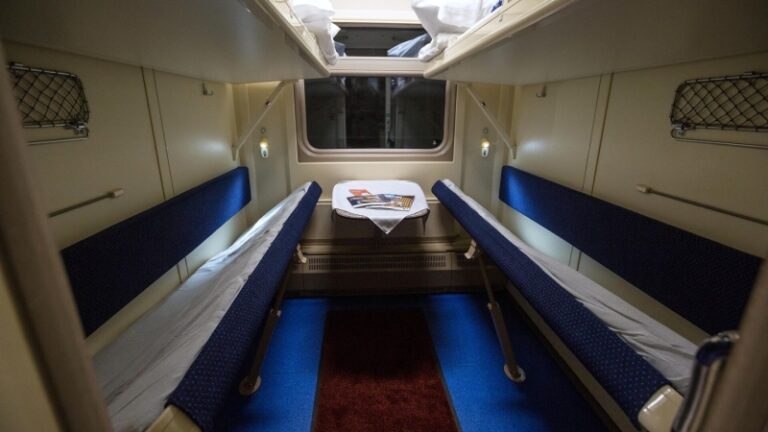 Стало известно, на какой вес рассчитаны верхние полки в вагонах поездов