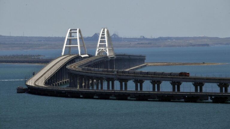 На Крымском мосту возобновили движение автомобилей