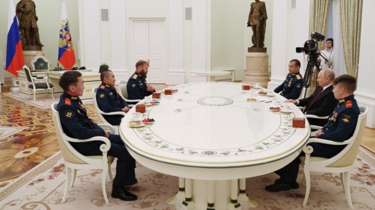 Наводчику танка «Алеша» подарили в Якутии табун лошадей, машину и участок