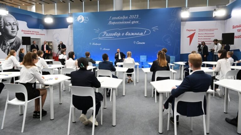 Путин рассказал, кто должен заниматься госслужбой