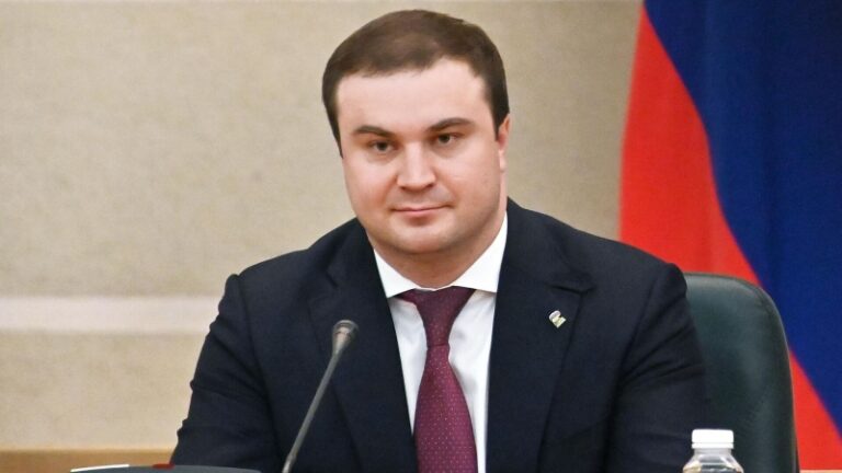 Омский губернатор проверил ход ремонта роддома в Стаханове ЛНР