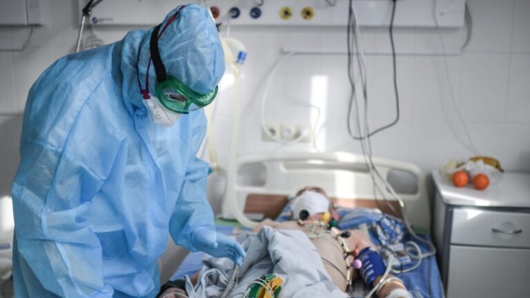 Российские медики ожидают тройную эпидемию вирусов