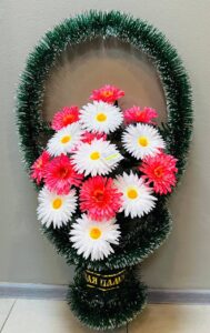 Ритуальные корзины с искусственными цветами: особенности выбора