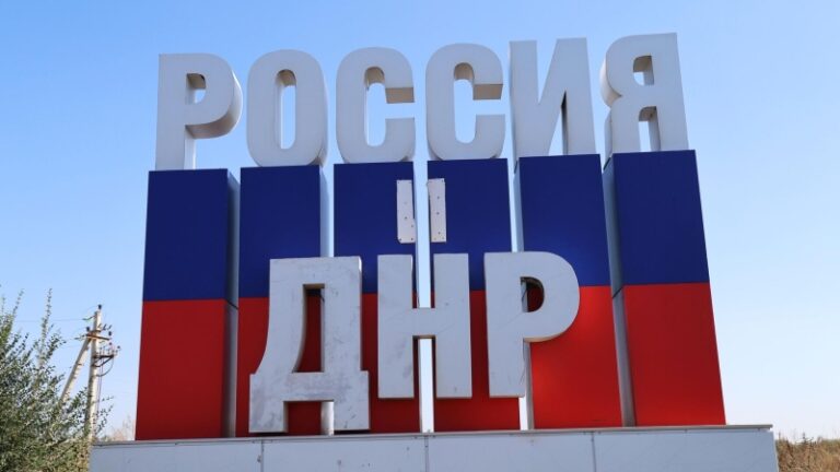 Якутских офтальмологов наградили знаками «За заслуги перед ДНР»