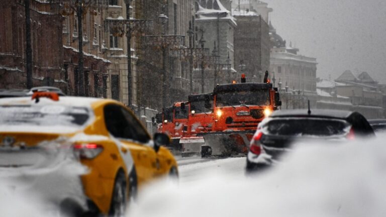 В Москве из-за снегопада затруднено движение на дорогах