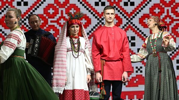 Кравцов на выставке "Россия" вручил молодоженам из Югры сертификат на круиз