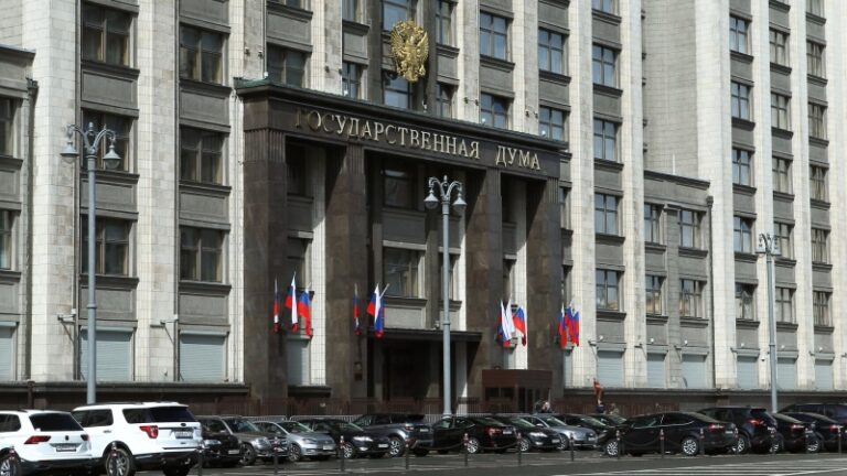 В Госдуме одобрили запрет педофилам посещать образовательные организации