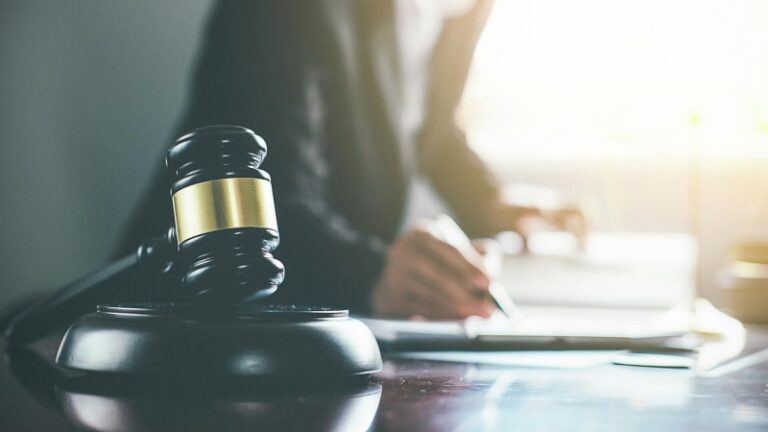 Визитку Путина и документ с его подписью продали за 680 тысяч рублей