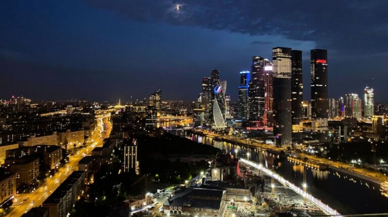 МЧС предупредило о сильном ливне с грозой в Москве в ближайшие часы