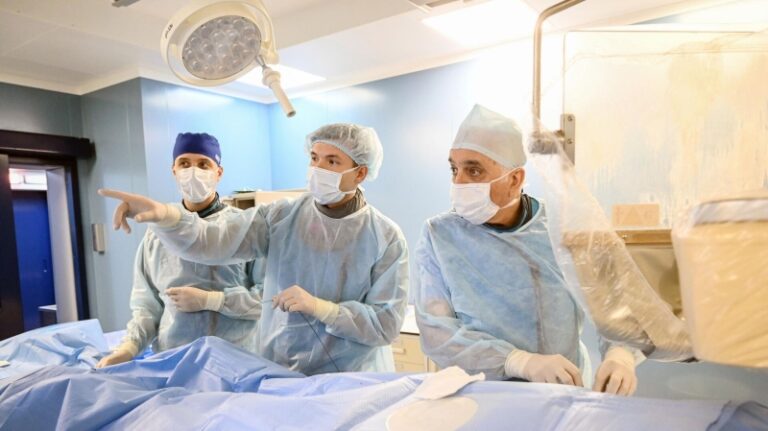 Врачи клиники КФУ впервые эндоскопически удалили грыжу шейного отдела