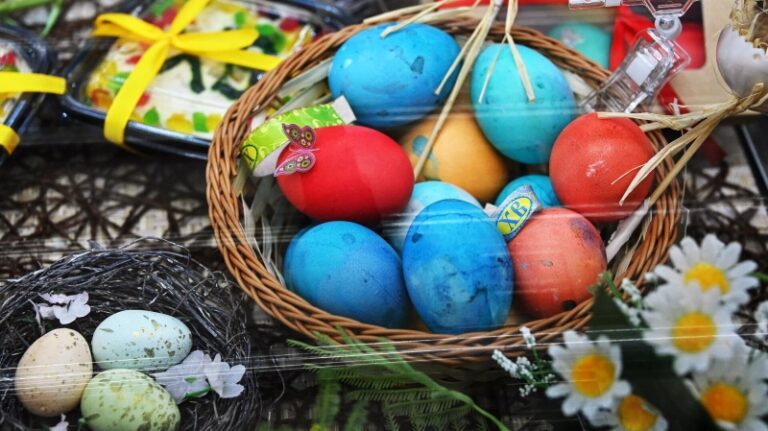 Диетолог назвал лучший краситель для яиц на Пасху