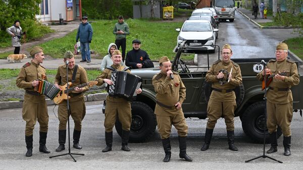 На место уходящих ветеранов ВОВ встают воины СВО, заявил священник