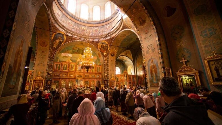 Священник пояснил, почему в этом году 9 мая не будут поминать усопших