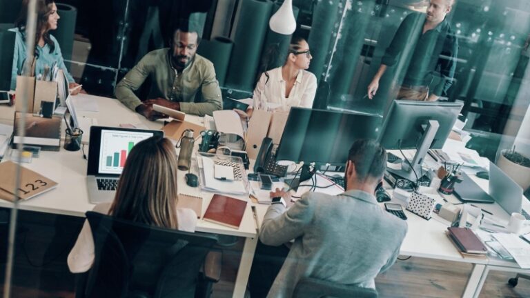 Опрос показал, сколько россиян считают своих руководителей тиранами