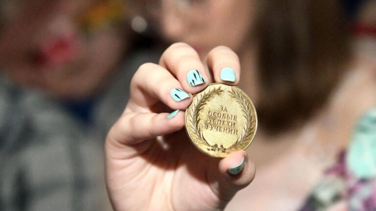 Решивших пересдать ЕГЭ отличников не будут лишать медали