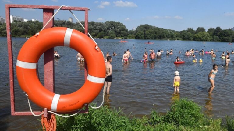 Врач рассказал, кому противопоказано купание в водоемах